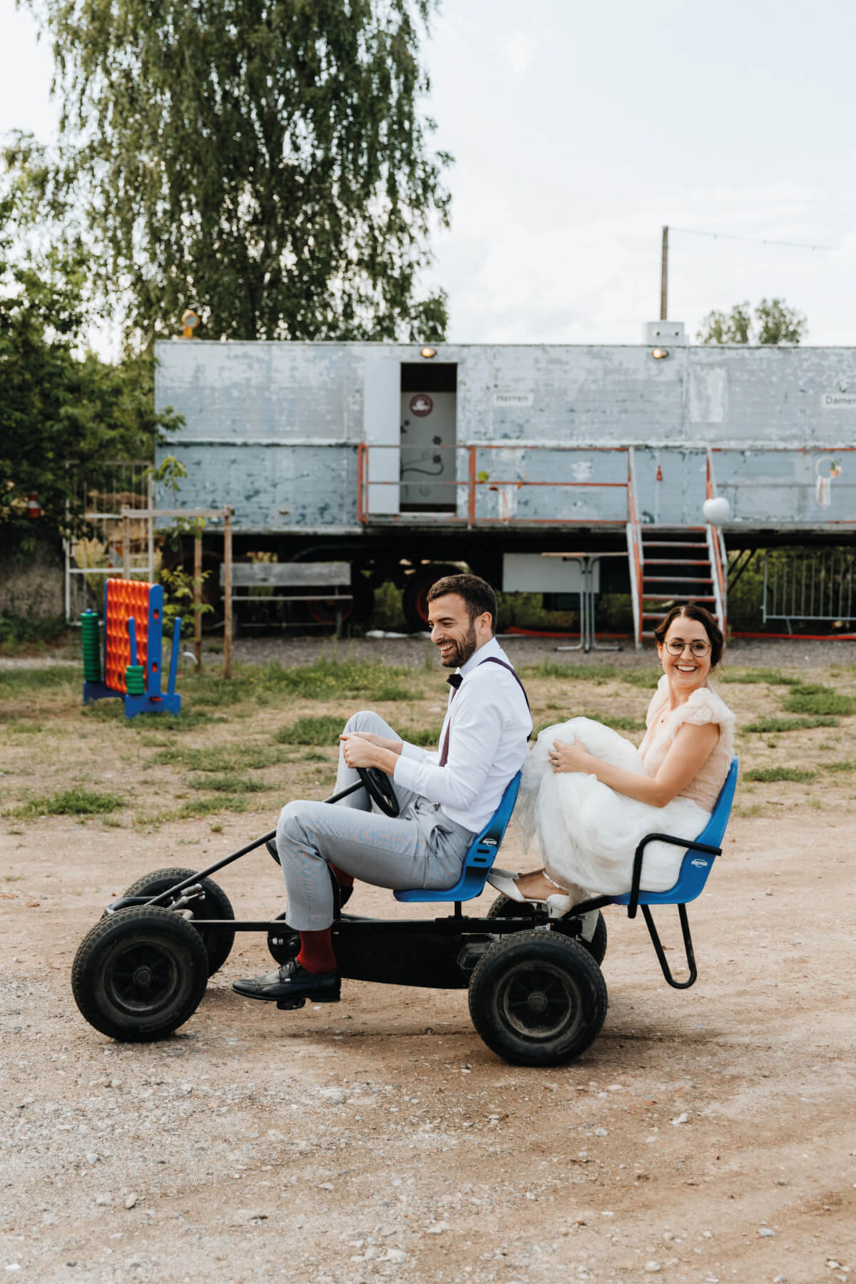 Hochzeitspaar auf Gokart