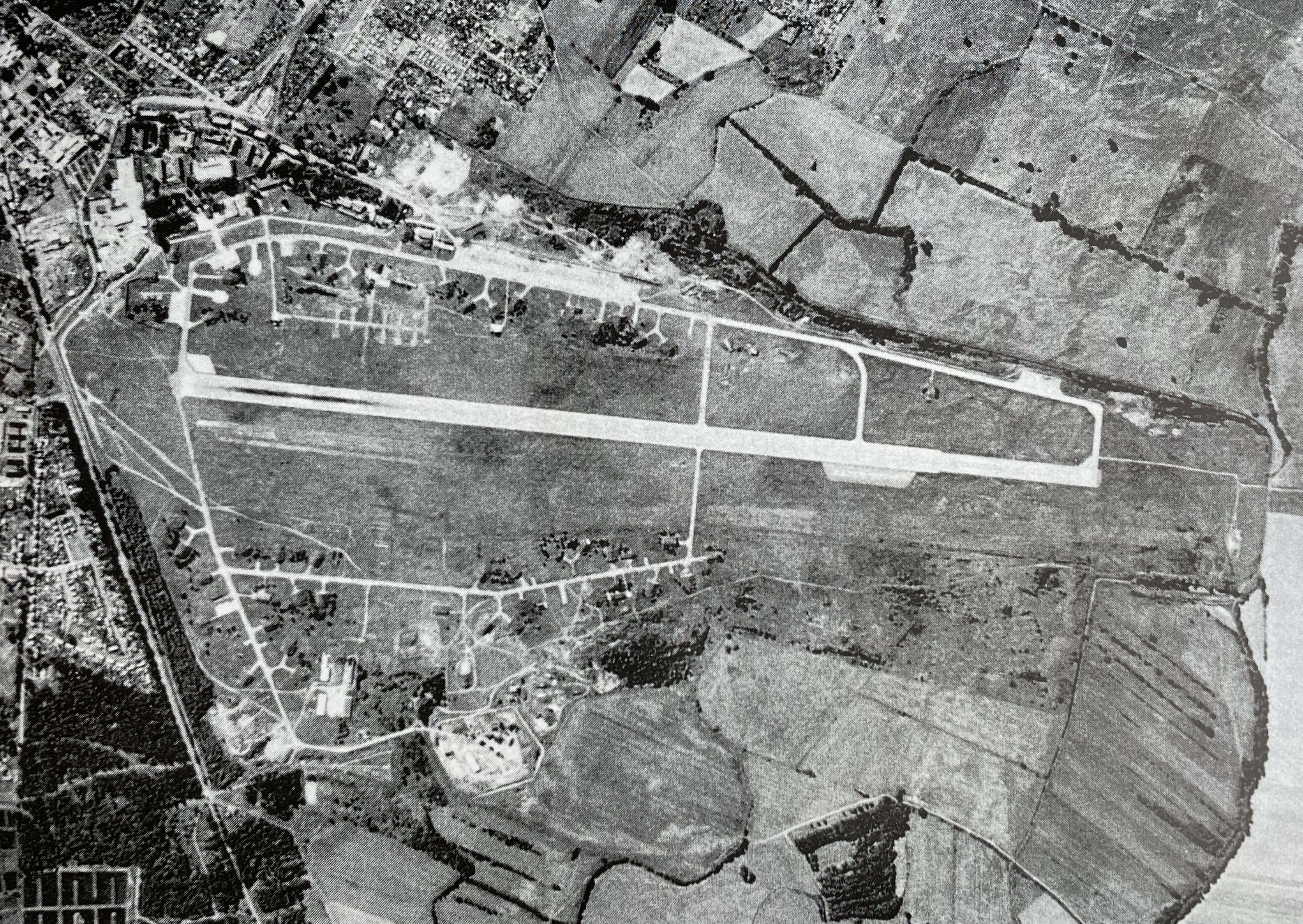 Gelände des Hangar-312 und der Umgebung von oben mit Landebahn