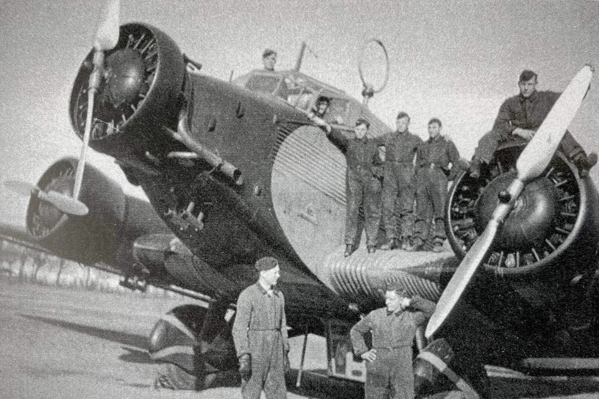 Hangar-312 Flugzeug des Militärs mit Soldaten