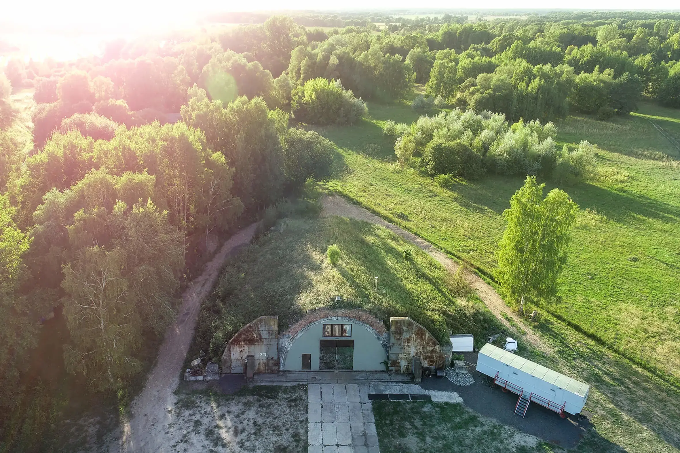 Hangar-312 Frontansicht von oben im heutigen Zustand